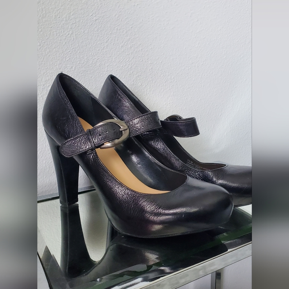 Classic black leather platform for all occasions